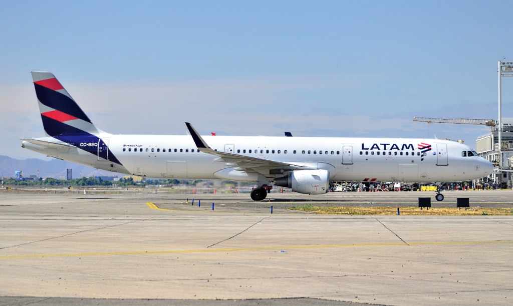  LATAM Airlines (LA) has taken delivery of its inaugural Airbus A321neo, which is leased from AerCap, and has additionally placed an order for 13 more A321neo aircraft as part of its strategy to expand its route network and promote regional growth. 