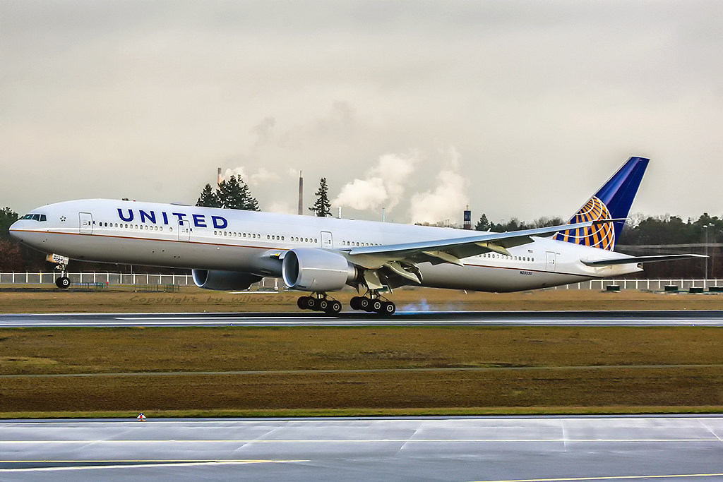 United Airlines 777 Engine Flame Forces Emergency Landing in Rome