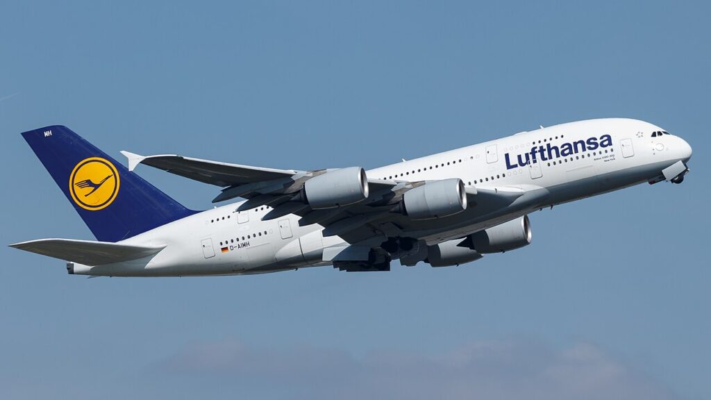Lufthansa A380 Experienced Wake Turbulence After Emirates A380 Takeoff from Los Angeles