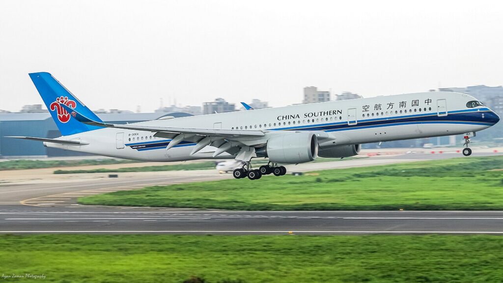 On Thursday evening (Dec 21, 2023), a China Southern Airlines (CZ) Airbus A350 carrying 146 passengers touched down at Luxembourg Airport (LUX), inaugurating the first direct air route for passengers between China and Luxembourg.