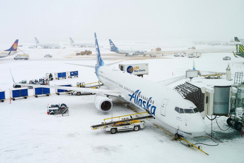 US Airlines Cancels 1100 Flights Amid Snow Storms Across Northeast