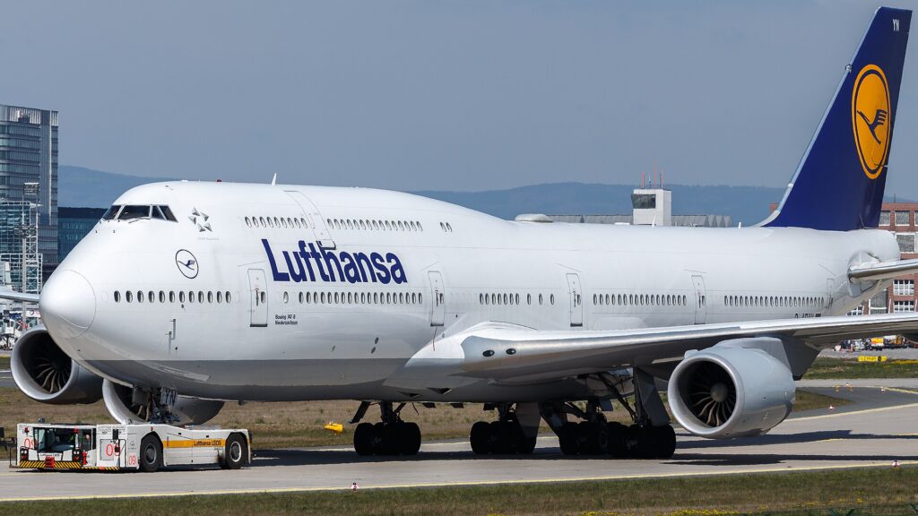 A Boeing 747 operated by Lufthansa Airlines (LH) experienced a couple of rough moments as it landed at LAX Airport in Los Angeles.