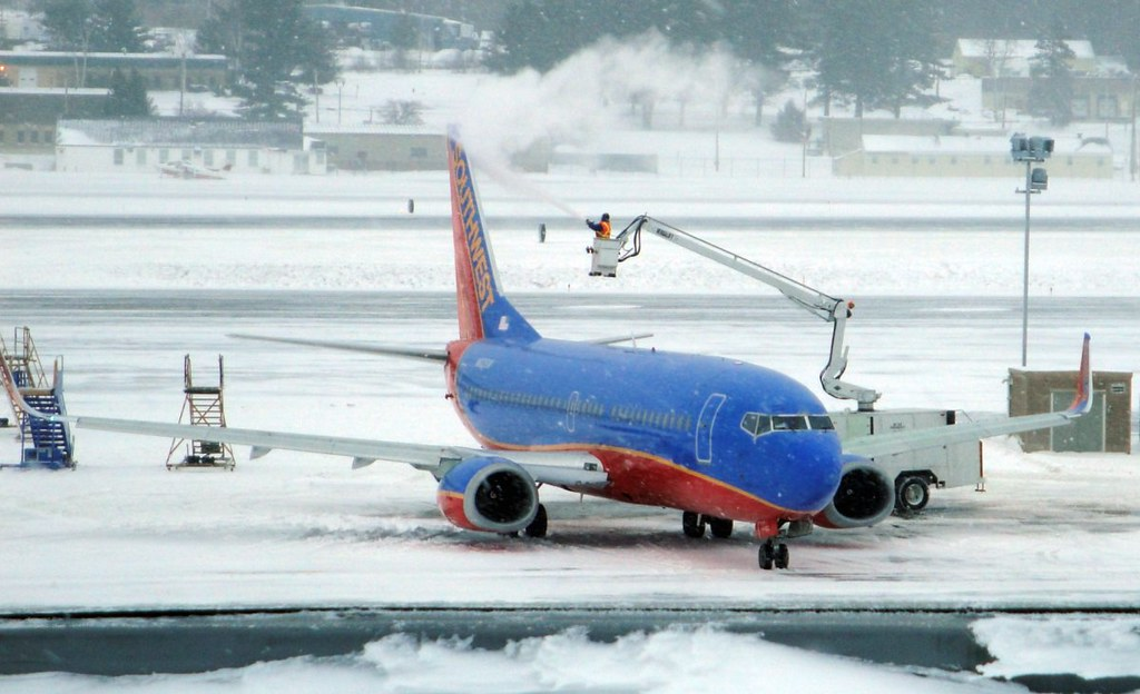 US Airlines Cancels 1100 Flights Amid Snow Storms Across Northeast