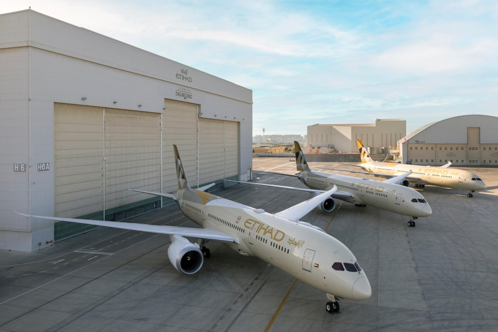 Etihad Airways made its inaugural landing in Boston on Sunday, establishing regular services between Abu Dhabi and the US city.