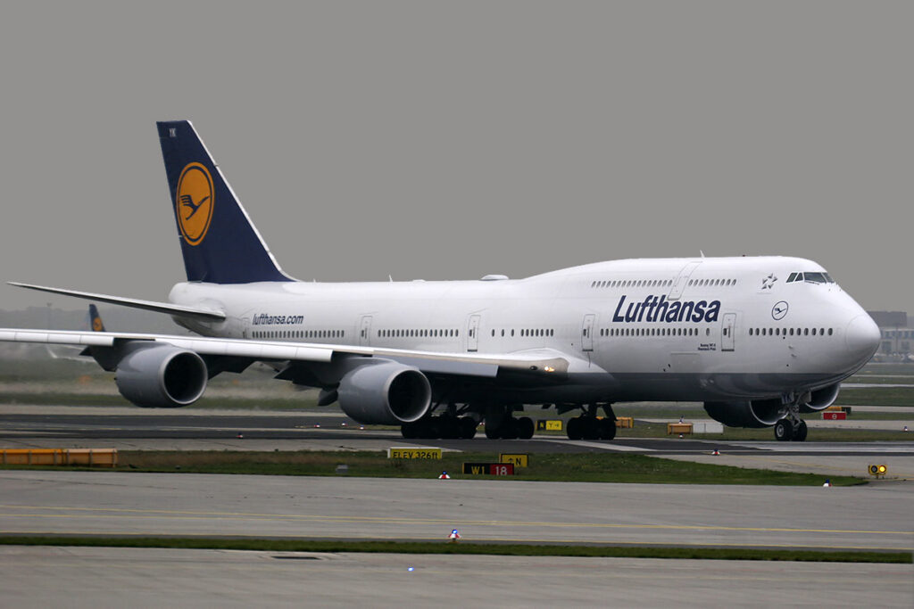 Lufthansa Boeing 747 Makes An Emergency Landing in Argentina