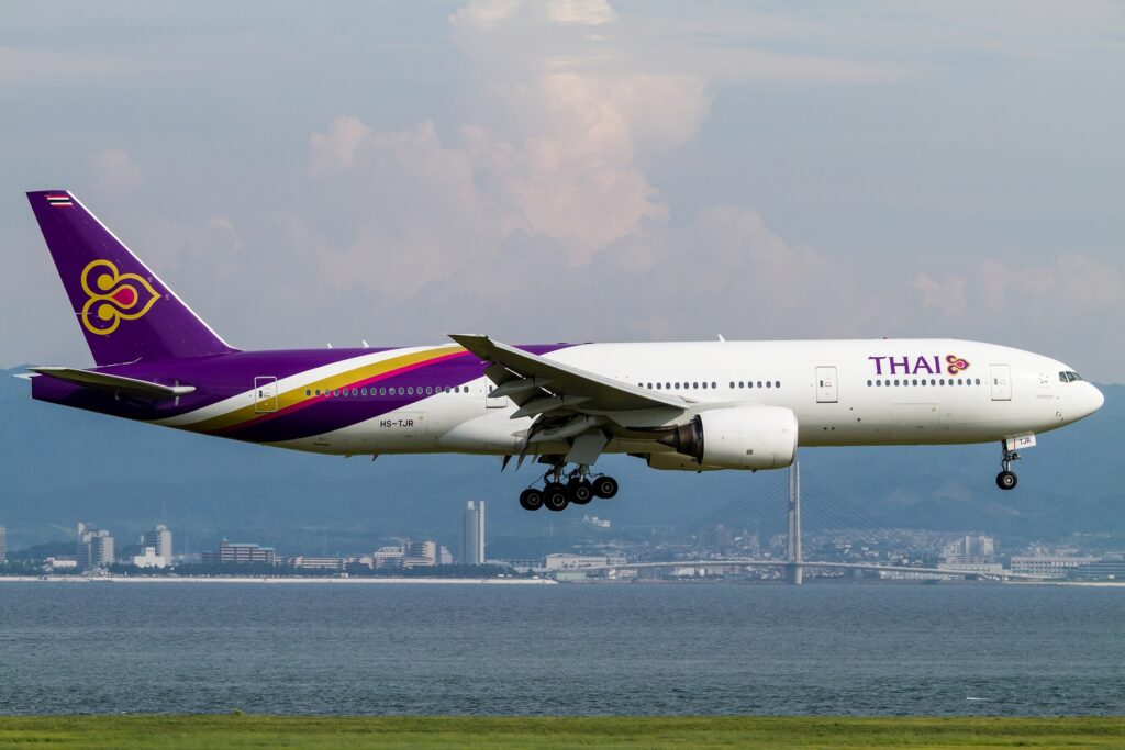 Starting this coming Monday, Thai Airways (TG) plans to almost double its capacity by replacing the narrow-body Airbus A320 aircraft with the wide-body Boeing 777-200 aircraft.