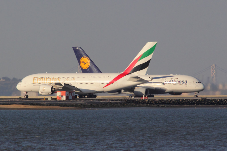 Lufthansa A380 Experienced Wake Turbulence After Emirates A380 Takeoff ...