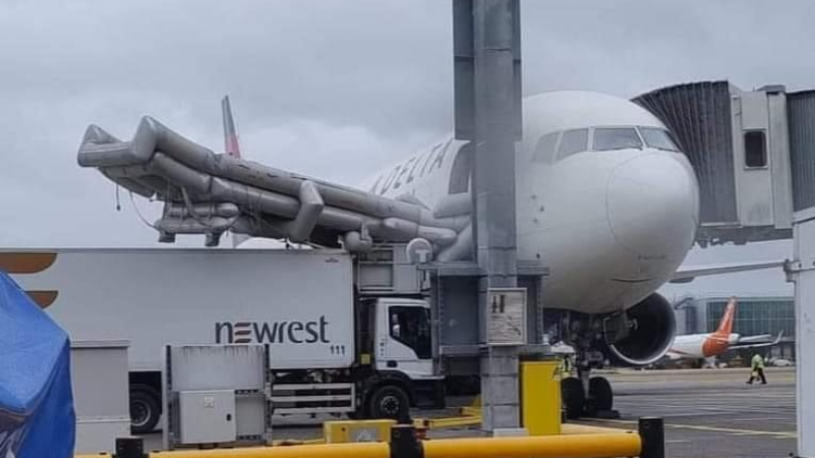 Delta Boeing 767 Emergency Slide Accidentally Deployed at London ...