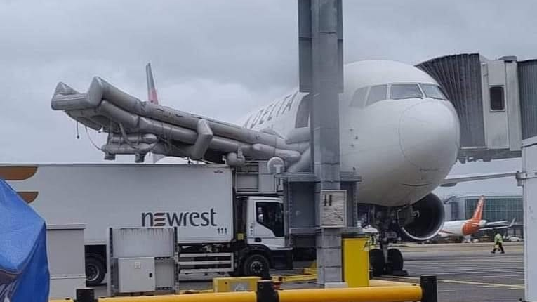 Delta Boeing 767 Emergency Slide Accidentally Deployed at London Gatwick
