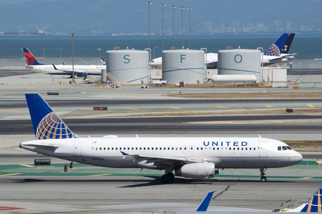 United Airlines A320 Engine Catches Fire at Chicago Airport