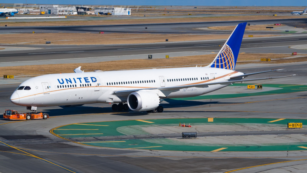 United Airlines Boeing 787, N27957