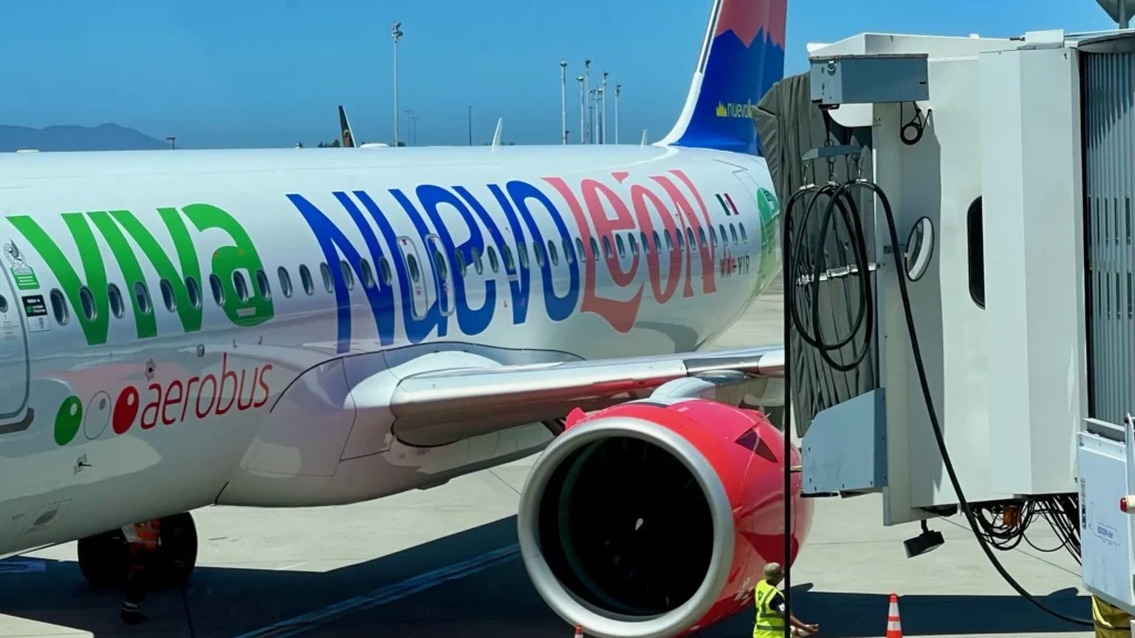 OAK welcomes new airline 
@VivaAerobus
 for new nonstop service to Monterrey, Mexico! To celebrate, we held a ribbon-cutting event at the gate, a mariachi band performance in the terminal, and food courtesy of Cancun Sabor Mexicano! 
