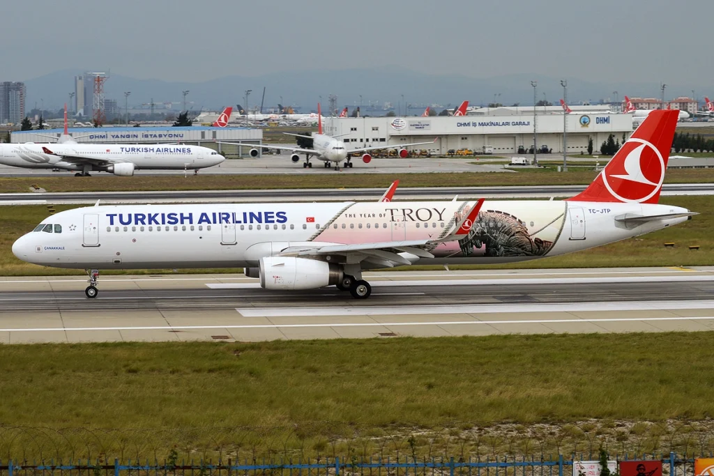 Turkish Airlines 777 Istanbul-Taipei Flight Experience Severe Turbulence, 6 Injured