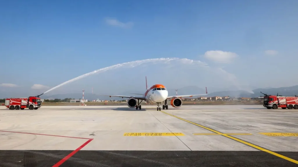 UK-based low-cost carrier easyJet (U2) launched its inaugural flight from Milan Malpensa (MXP) to Salerno - Costa d'Amalfi Airport (QSR) this morning (July 11, 2024), marking not only the start of the airline's operations but also the grand opening of the new airport.