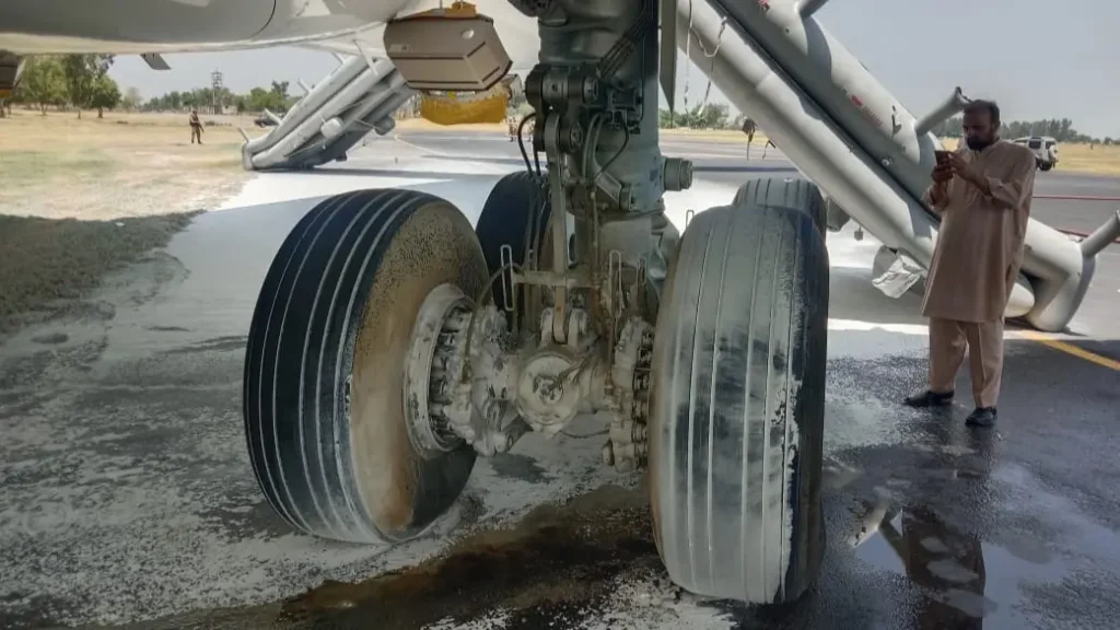  The Flag carrier of Saudi Arabia, Saudia Airlines (SV) flight from Riyadh (RUH) made a dramatic emergency landing at Bacha Khan Airport (PEW) in Peshawar, Pakistan on Thursday morning (July 11, 2024) after one of its landing gears caught fire.