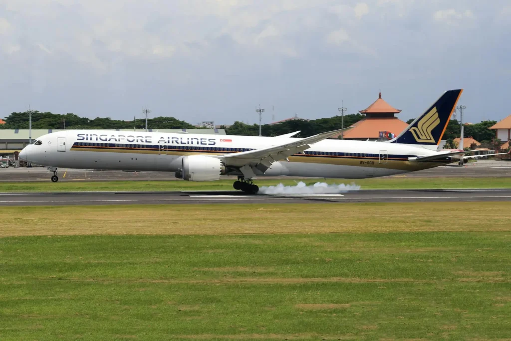 A Singapore Airlines (SQ) Boeing 787-10 experienced brake issues and smoke upon landing at Tokyo Narita International Airport on August 12, 2024. 