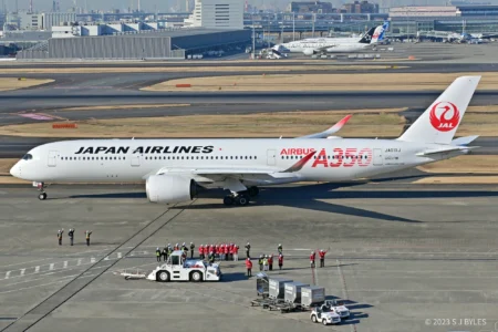 Japan Airlines Cuts Pay of Senior Executives Over Drunk Pilot Incident
