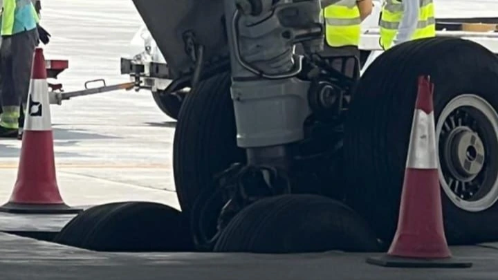 Qatar Airways Boeing 787 Damaged After Main Landing Gear Collapse in Drain