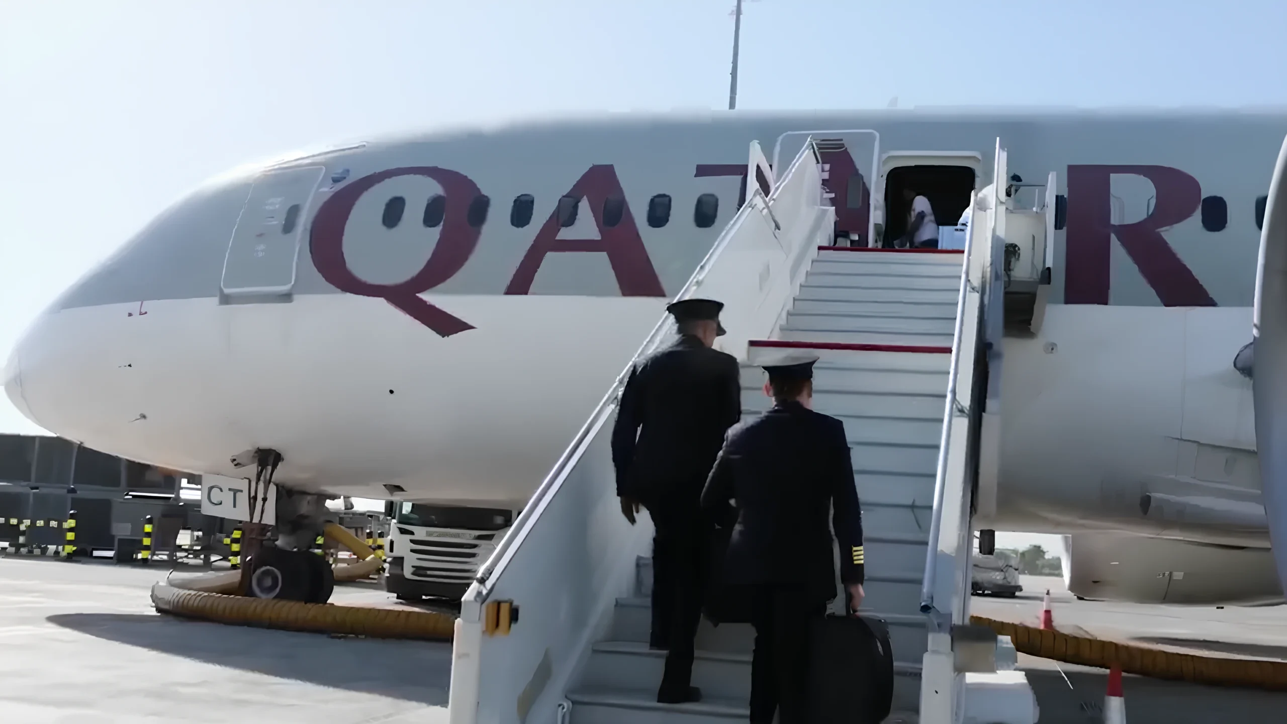 One of Qatar Airways Founding Boeing 777 Pilot Retires After 26 Years