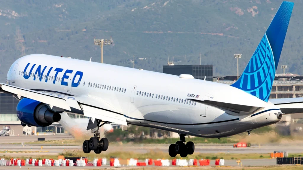 United Boeing 767-400