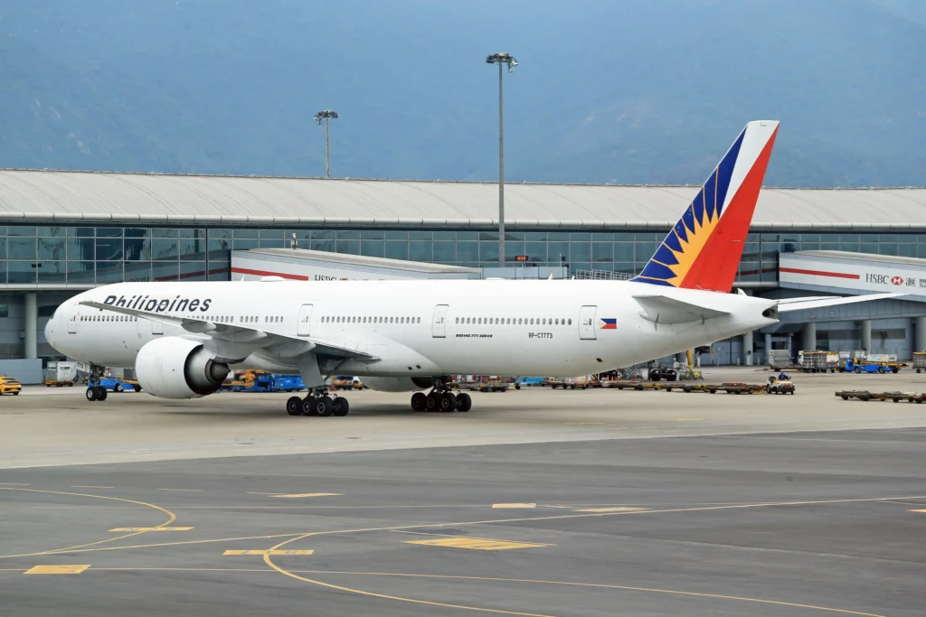 A Philippine Airlines (PR) Boeing 777-300 executed an emergency landing at Vancouver International Airport (YVR) after encountering technical difficulties during its Manila-bound flight on Sunday morning (November 17).