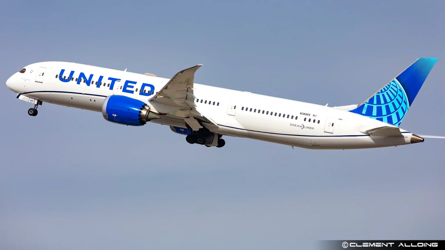 Passenger Allegedly Explodes at United Flight Attendant, Calls Her “Fat and Ugly”