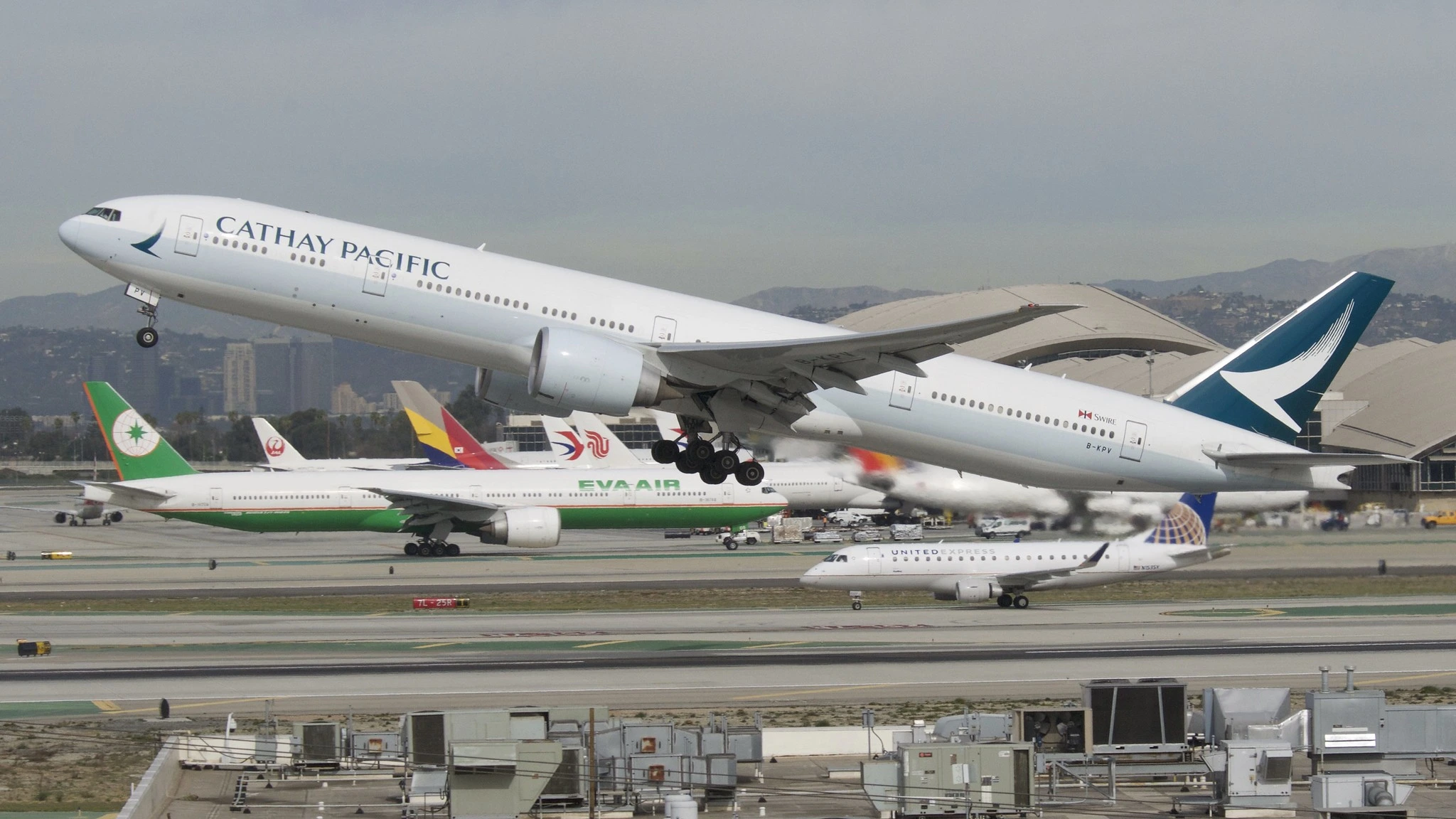 Cathay Pacific 777 Pilots Takes Wrong Turn at Manila Airport Taxiway, Disrupting Flights
