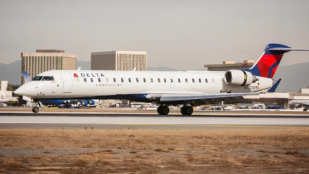 Delta Air Lines Employee Steals iPad, Passengers Files Lawsuit