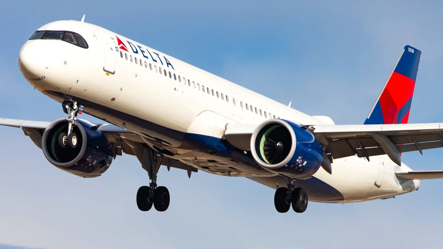 Delta A321neo Pilots Declares Emergency After Fuel Leak, Returns to New York