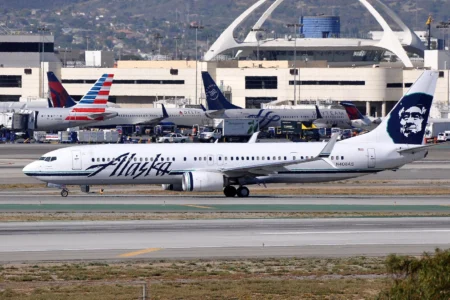 Alaska Airlines 737 and FedEx 777 Avoid Near Collision at Newark Airport