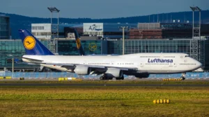 Lufthansa Boeing 747 Pilots Operating Chicago Flight Diverts to Glasgow