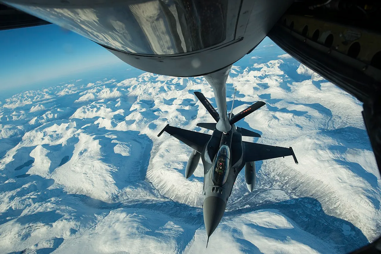 Turkish F-16 jet refueling