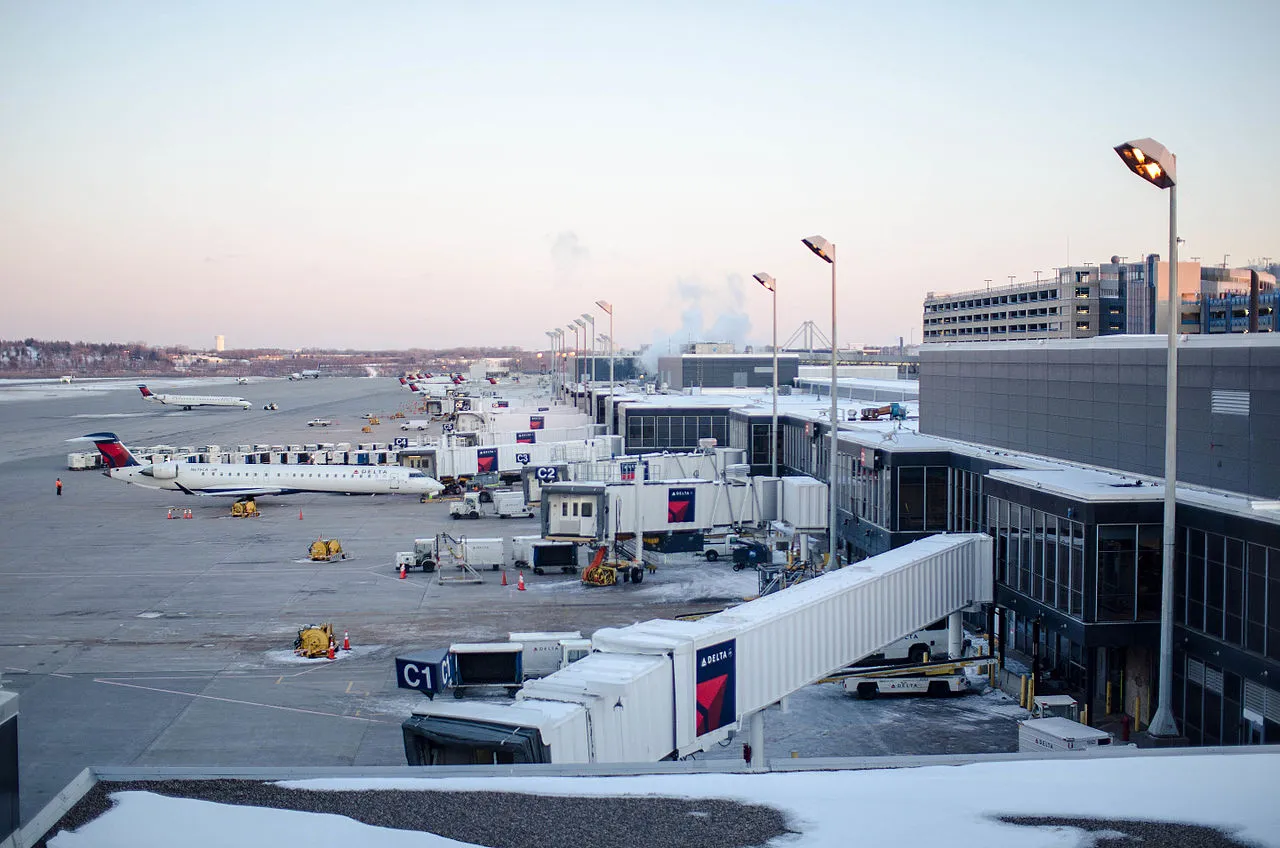 Delta cancels hundreds of Midwest flights as winter storm targets Minneapolis hub; travel waiver issued for passengers.