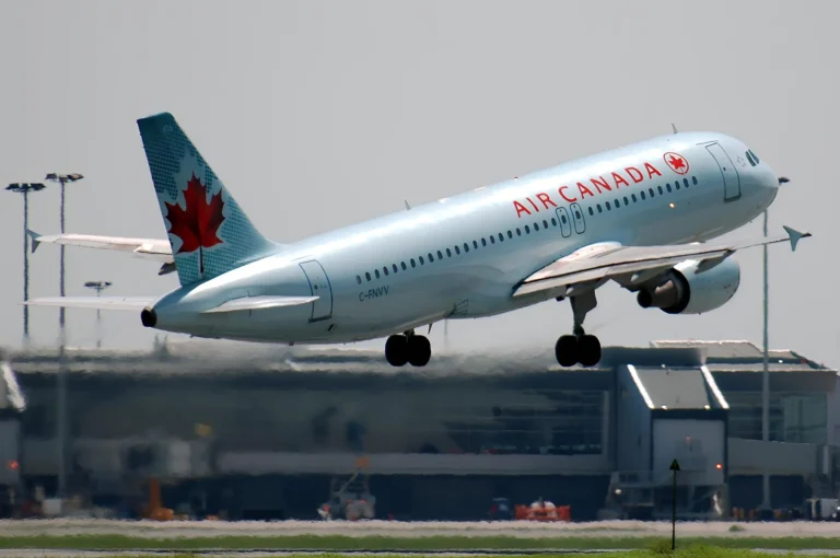Air Canada A320 Near Miss Taxiway