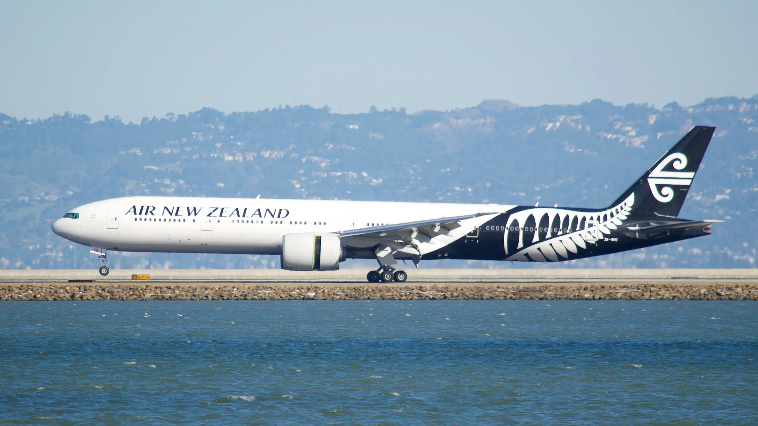 Air New Zealand Boeing 777-300ER Landing