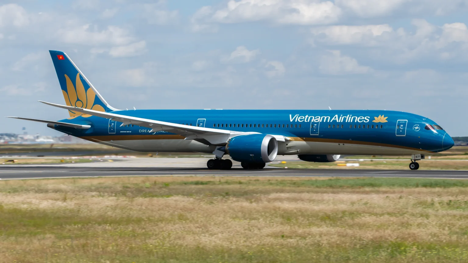 Vietnam Airlines Boeing 787 Suffers Runway Overrun and Tail Strike During Munich Takeoff