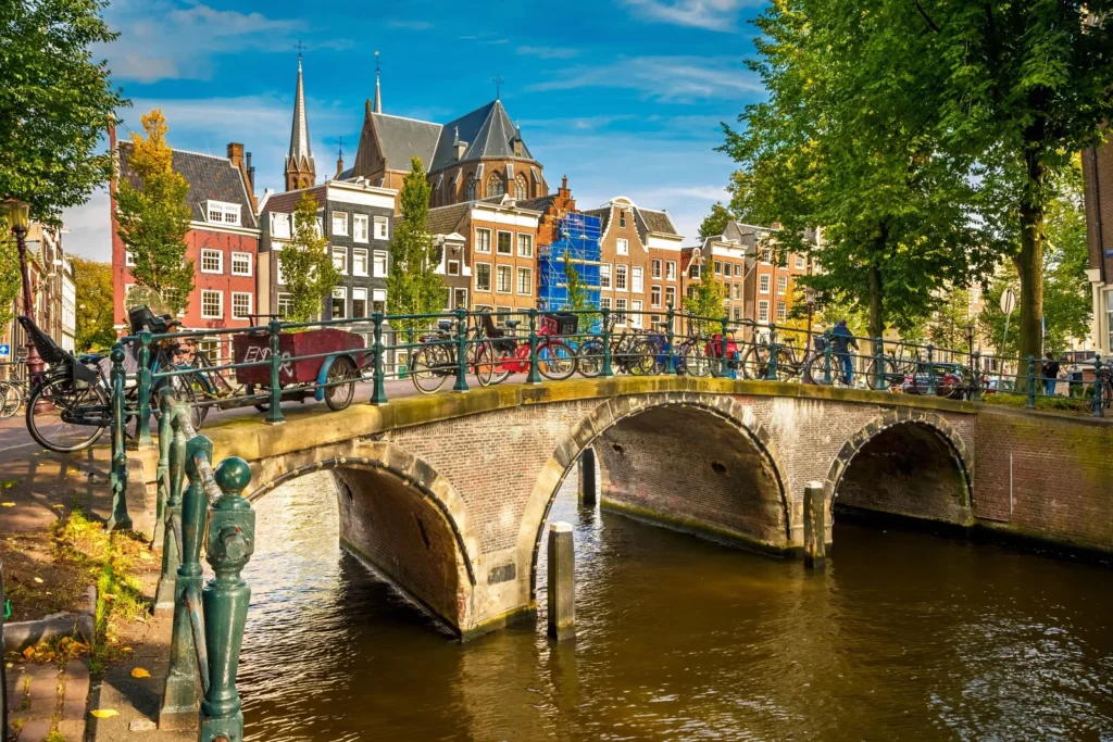 Top 10 Best Cities for Dating and Falling in Love in 2025