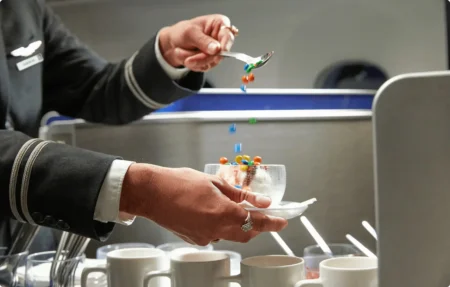 United Airlines Enhances Transcon Flights With Warm Arrival Snacks
