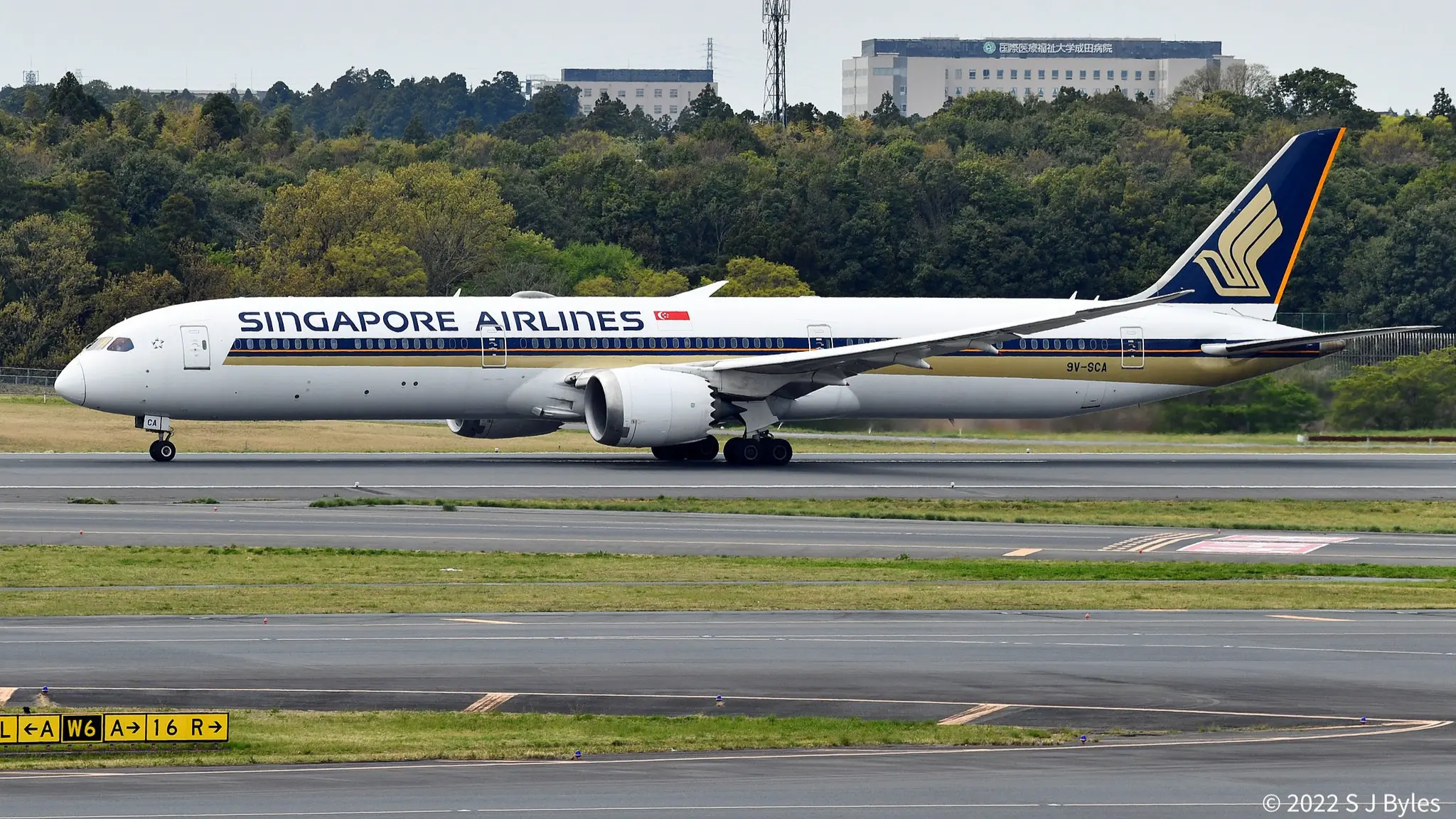 Singapore Airlines Boeing 787 Overshoot Runway at Tokyo