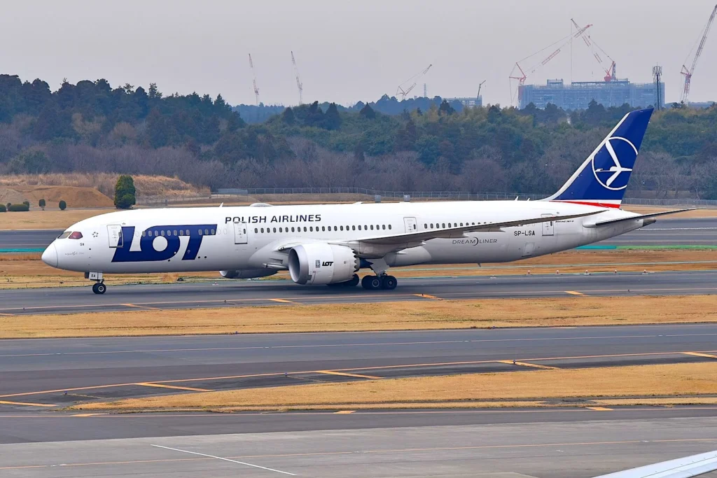 LOT Polish Airlines (LO) and New York John F. Kennedy International Airport (JFK) were involved in a short but tense ground exchange when a LOT Boeing 787-9 delayed its departure while holding at runway 31 Left.