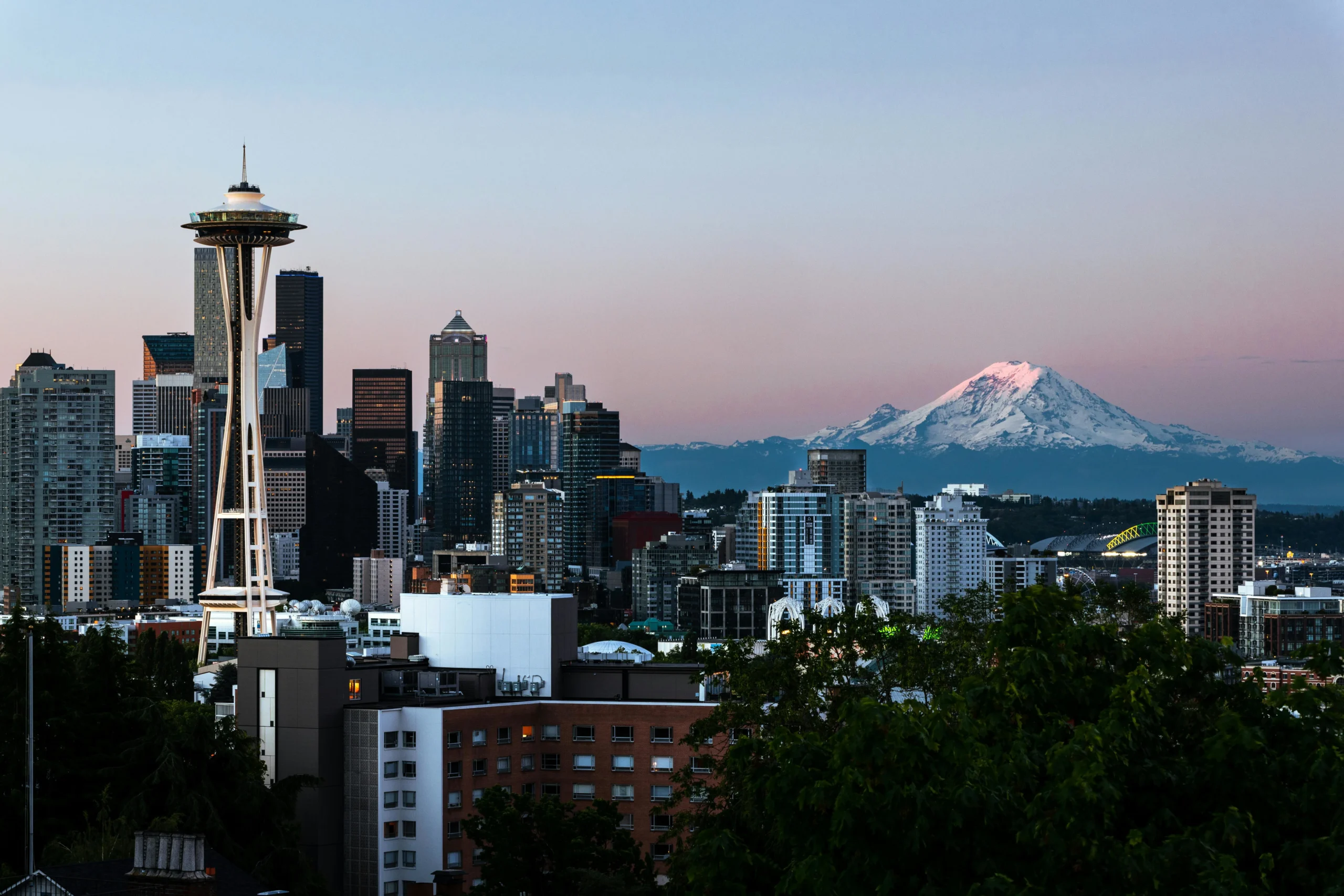 Seattle downtown skyline at sunset dominated by the Space Needle with Mount Rainer backdrop, United States / Pexels