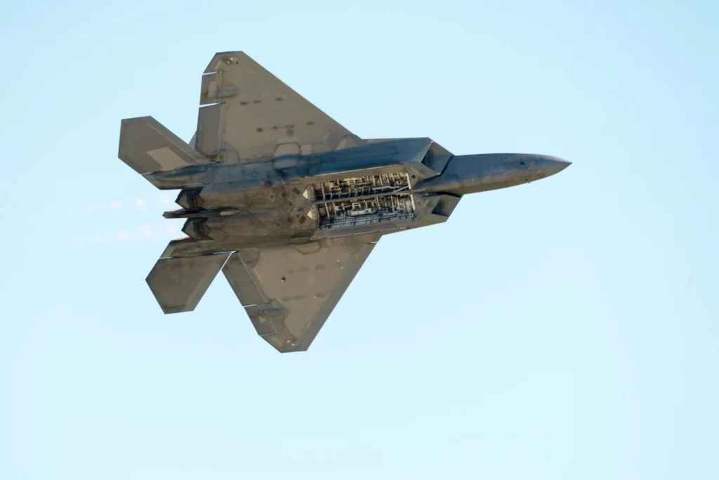 F-22猛禽飛過頭頂