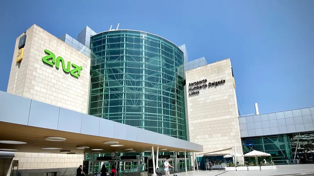 Um passageiro da classe executiva da TAP Air Portugal (TP) perdeu o voo no Aeroporto Humberto Delgado (LIS) de Lisboa depois de passar quase duas horas preso nas filas de controlo de passaportes, apesar de ter chegado mais de duas horas antes da partida.