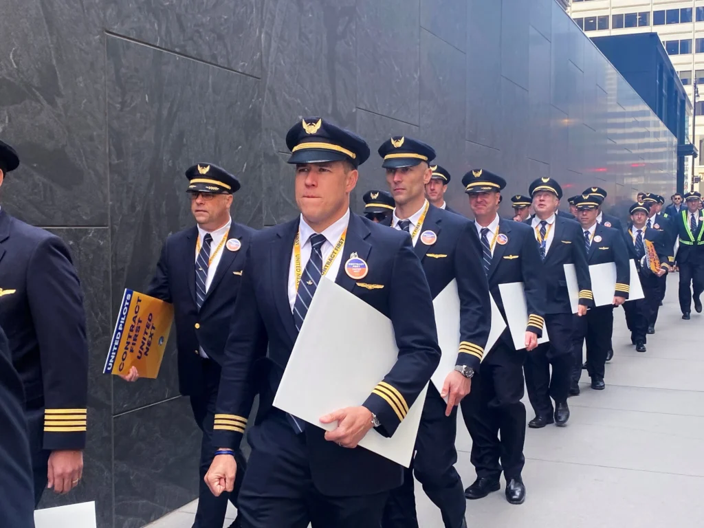 United Airlines Pilot Salary in 2025