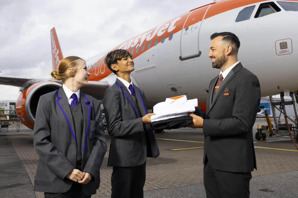 易捷航空向當地人捐贈舊飛行員和機組人員制服