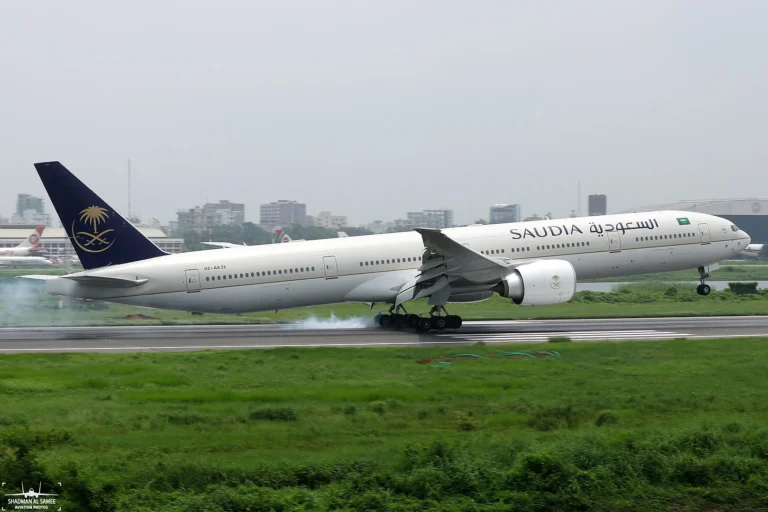 ATC Stops Saudi Airlines 777 Pilots from Landing on Closed Runway