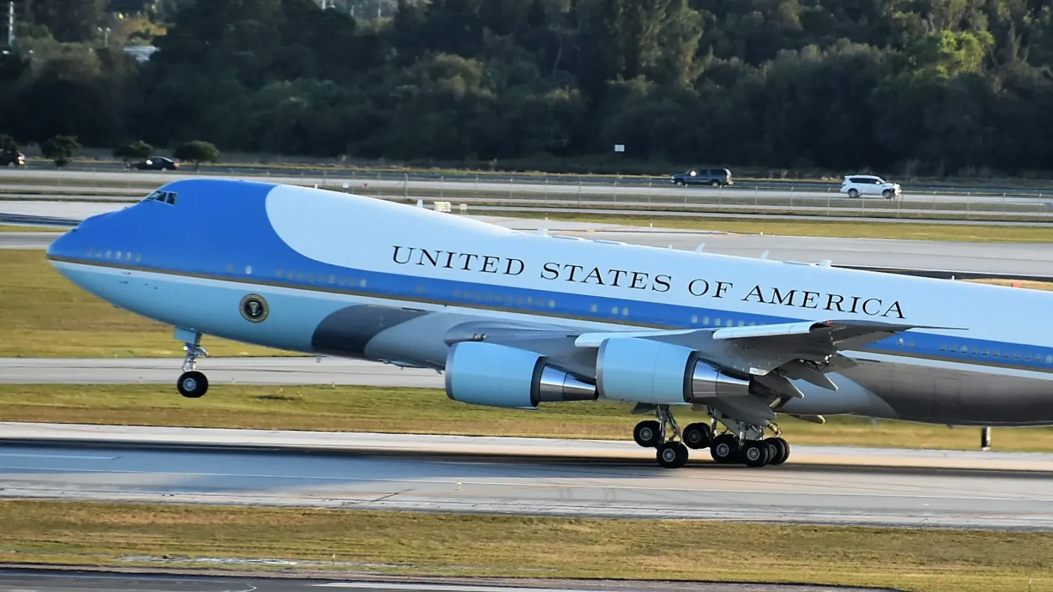 US Air Force One Emergency Slide Deploys Before Trump’s Dallas Flight