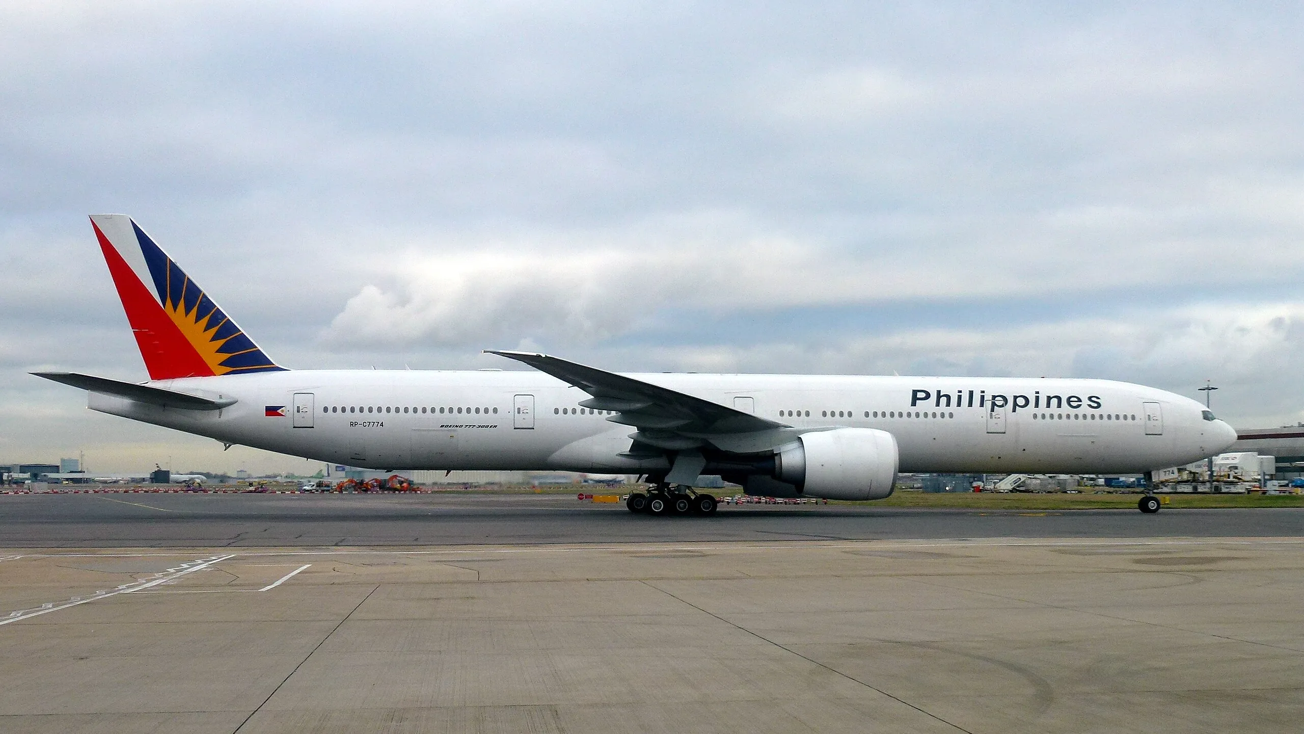 Philippine Airlines 777 Suffers Complete Lavatory Failure, Crew Told to Clean Them
