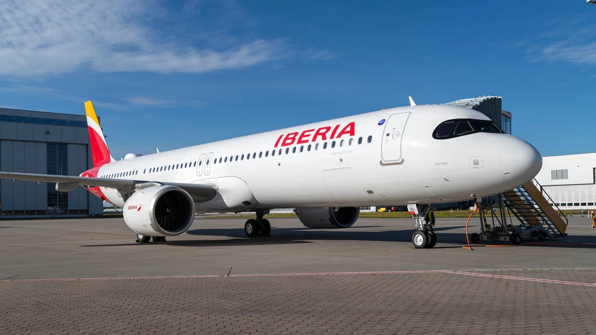 Iberia Flight IB569 Diverts Twice, Lands in Luton Amid Paris Snow