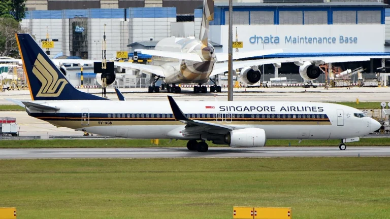 Singapore Airlines Boeing 737 MAX Bursts Tyres on Kuala Lumpur Landing